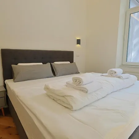 Ausblick I Modern, Zentral, Zum Wohlfuehlen I 5 Min Zu Fuss Zu Therme, Kurpark & I Wlan, Parkplatz Inklusive I Kontaktloser Check-in 4*